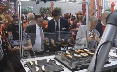 科技与美食的完美融合 德国推出智能烤肠机器人，精准控温自动翻面